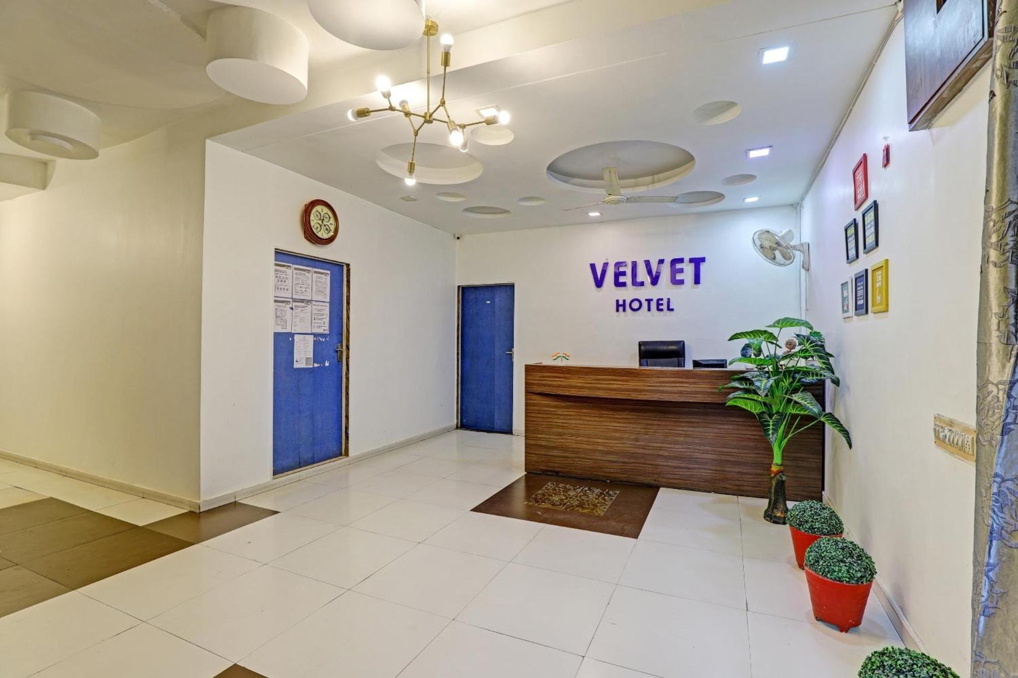 Hotel Velvet Rajkot Exterior foto